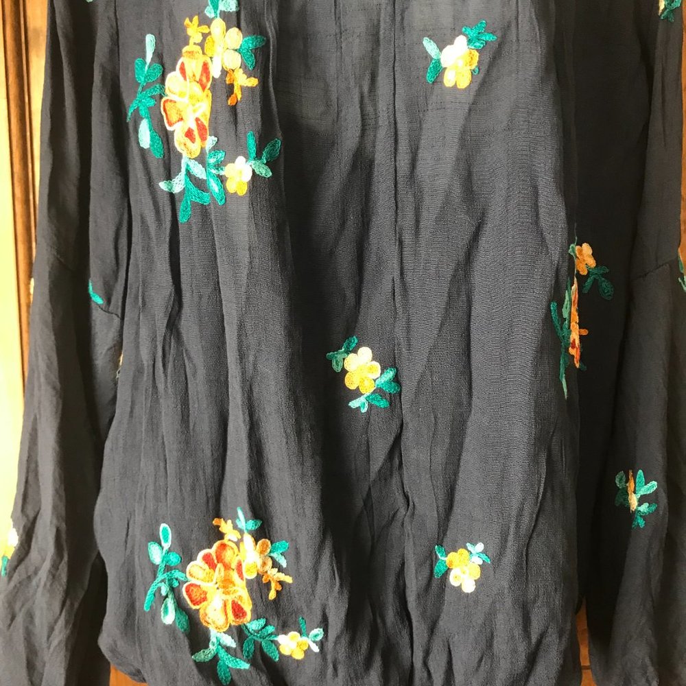 NWT Figueroa & Flower Blueberry w/Embroidered Flowers Peasant Blouse Large - Picture 4 of 13